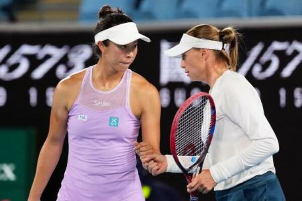 女子ダブルス準決勝でプレーする柴原瑛菜(左)、ベラ・ズボナレワ組=メルボルン(AP=共同)