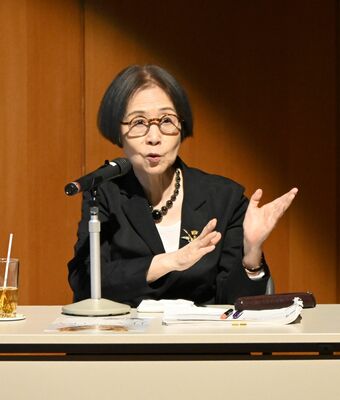 コスチュームジュエリーの歴史や魅力について講演する小瀧さん＝15日午後、宇都宮市長岡町