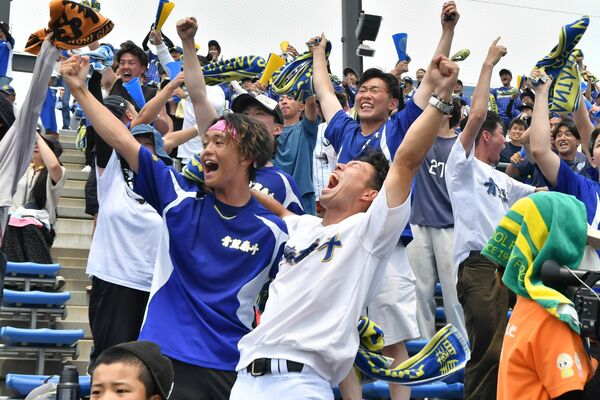 延長10回に青藍泰斗が勝ち越し点を挙げ、歓喜に沸く応援席＝27日午後、宇都宮市西川田４丁目、湯田大士撮影