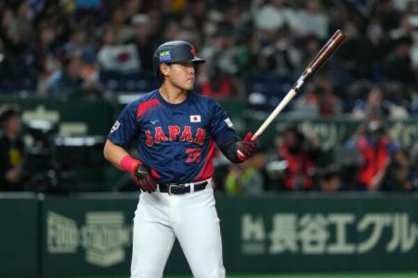 　日本代表の韓国戦で打席に入る岡本和真＝２０２５年１１月、東京ドーム（ゲッティ＝共同）