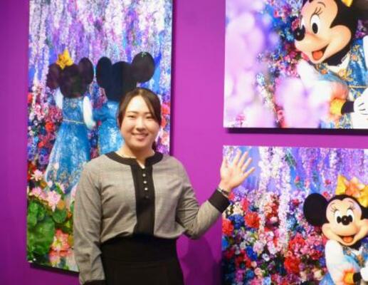 写真展を鑑賞した女子ゴルフの竹田麗央=18日、東京都港区((C)Disney)