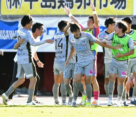 後半34分、栃木ＳＣのＦＷ根本（中央）がゴールを決め、仲間たちから祝福を受ける＝甲府市のＪＩＴリサイクルインクスタジアム