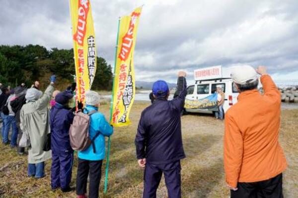 使用済み核燃料の搬入に反対する住民ら=27日午前、青森県むつ市