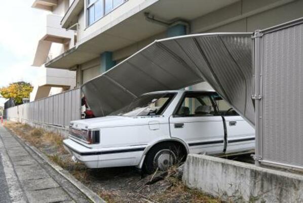 　乗用車が高校のフェンスを突き破った岡山市中区の事故現場＝３日午後１時１分