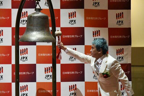 上場を祝い鐘を打つ森下社長＝10日午前、東京都内