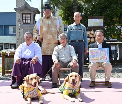 ２匹のＰＲ犬と協会、神社関係者