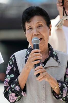 大阪・梅田で開かれたイベントであいさつする袴田巌さんの姉ひで子さん=13日午前