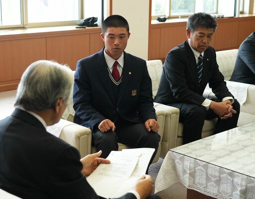 大会の結果を報告する佐野日大の中村主将（中央）＝県庁