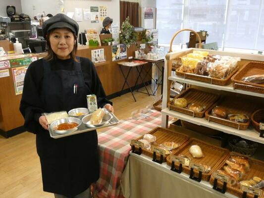 喫茶店メニューも豊富で、焼きたてパンも購入できる