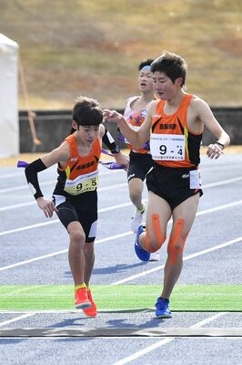 西那須野の４区村上（右）から５区熊谷にたすきをつなぐ＝滋賀県の希望が丘文化公園、鈴木航撮影