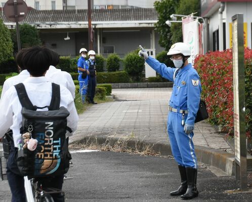 自転車の利用者に一時停止を呼びかける専従班の警察官ら＝25日午後４時５分、那須塩原市西朝日町
