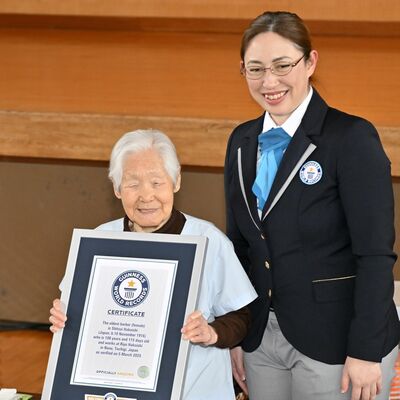 ギネス世界記録の認定証を手に笑顔の箱石シツイさん＝３月６日掲載
