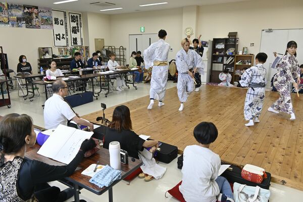 蛇姫様の稽古に励む山あげ保存会芸能部会