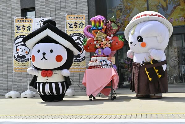 「さのまる」（右）に誕生日を祝ってもらった「とち介」（左）
