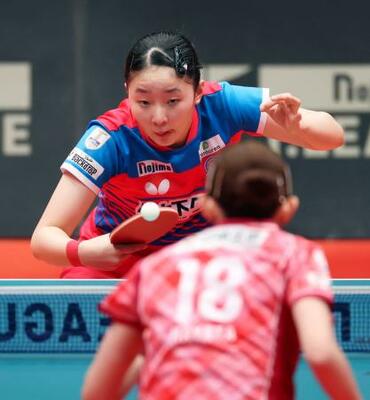 　日本生命―神奈川　第２試合のシングルスでプレーする神奈川の張本美和＝代々木第二体育館