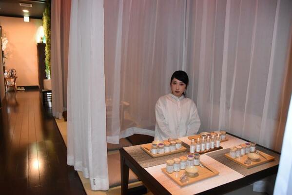 塗香作り体験ができる店内と佐藤さん