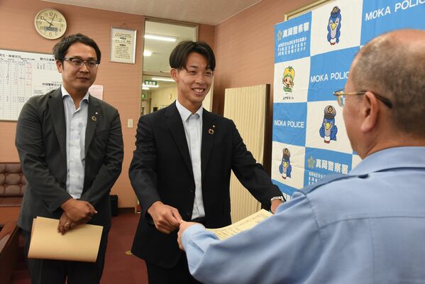 生井署長から感謝状を受け取る海老澤さんと長嶋さん（左）