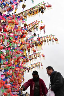 縁起物をなどを買い求める人でにぎわった大田原花市