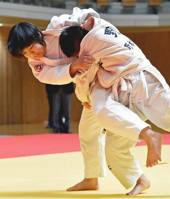 未来塾－野木町クラブ決勝　藤崎（未来塾）－野口（野木町クラブ）中堅戦　藤崎が足技で倒して技ありを奪い、そのまま抑え込み合わせ技一本＝ユウケイ武道館