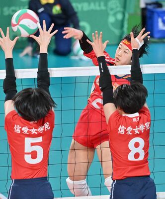 第２セット、宇中女・宇中央の大嶋がスパイクを決める