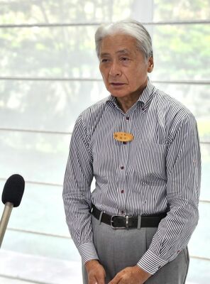 報道陣の取材に答える福田知事＝22日午前、県庁