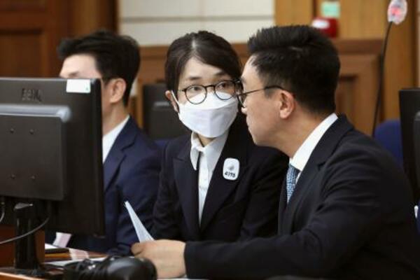 　２４日、ソウル中央地裁で開かれた初公判に出廷した金建希被告（共同）