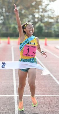 文星女のアンカー粕谷がゴールテープを切り４連覇を飾る＝清酒開華スタジアム