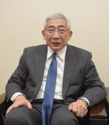 円安の背景や今後の見通しについて解説する嶋中教授＝小山市