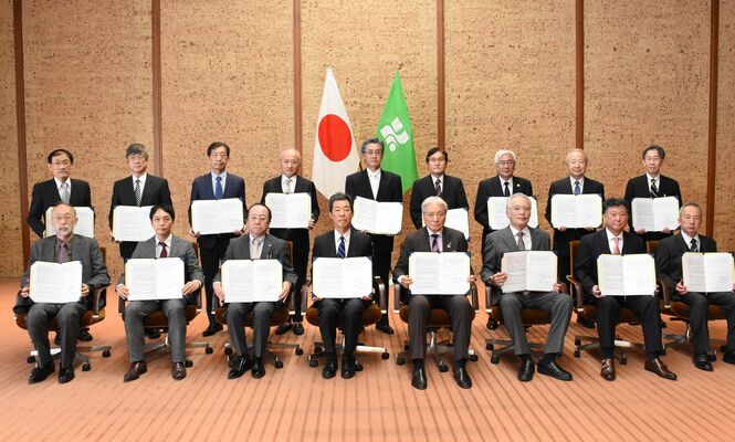 県と医療措置協定を締結した医療機関の代表者ら＝１日午後、県公館