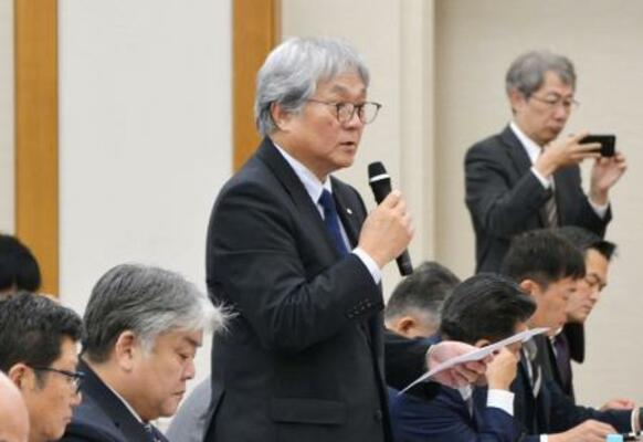 原発立地自治体などの協議会会合で発言する佐賀県玄海町の脇山伸太郎町長=10日、東京都千代田区