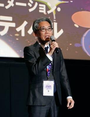 開会式であいさつする井上伸一郎フェスティバル・ディレクター=12日午後、名古屋市