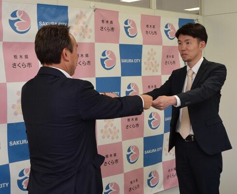 花塚市長から委嘱状を受け取る千葉さん（右）