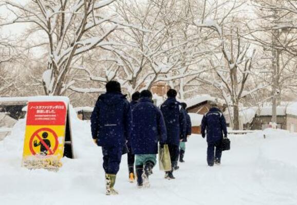 　ノースサファリサッポロへの立ち入り検査に入る札幌市の職員＝１４日午前、札幌市南区