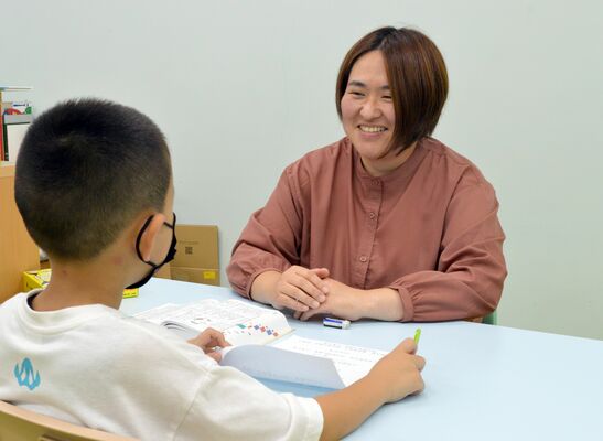 開設した塾で指導に当たる中島さん