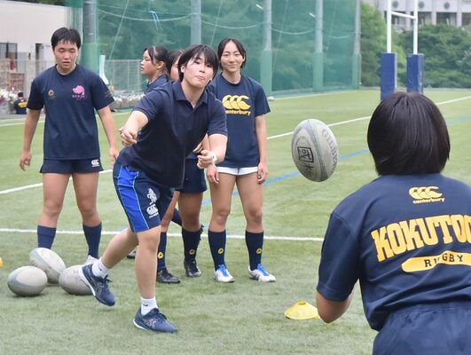 後輩を熱心に指導する松田さん（右から３人目）＝国学栃木高ラグビー場
