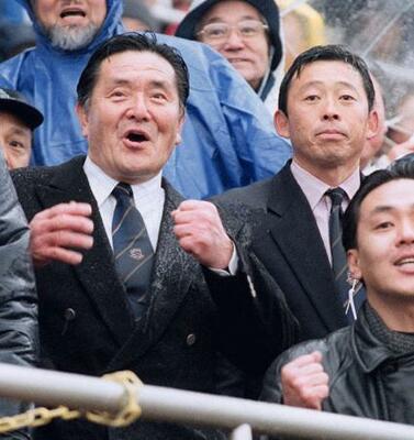 2001年1月、全国高校ラグビー決勝で試合を見守る伏見工高総監督の山口良治さん(左)=花園