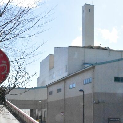 屋根の一部が剥がれた那須塩原クリーンセンター＝27日午前10時20分、那須塩原市蟇沼
