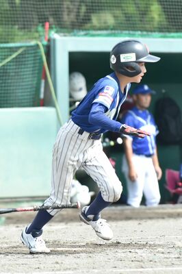 ５回、真岡クラブの高田が中前適時打を放つ＝県営Ｂ