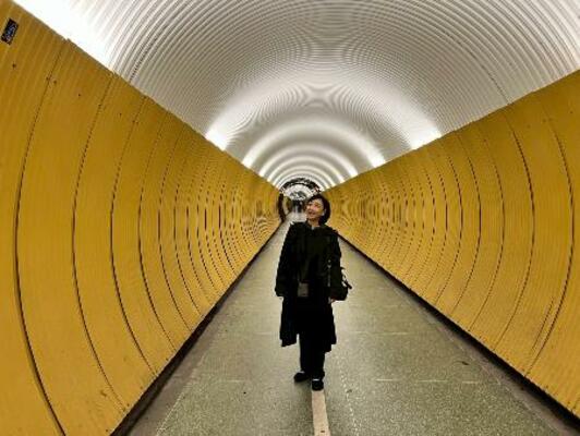 　ストックホルム中心地にあるトンネル内を歩く川上麻衣子さん＝２０２２年（提供写真）
