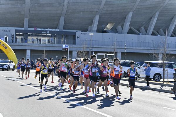 第66回県郡市町対抗駅伝競走大会で一斉にスタートする１区「男子高校・一般」の選手たち＝26日午前10時、カンセキスタジアムとちぎ