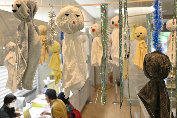 忘れ物タオルで作られたてるてる坊主
