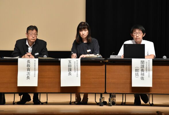 県教委と保護者が特別支援教育の在り方などについて議論した意見交換会＝10日午前、栃木市
