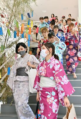 七夕飾りで彩られた学内を浴衣姿で歩く学生たち＝６日午後０時55分、宇都宮市竹下町