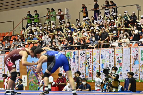 レスリング競技では足利市内の小中学生らも観戦に訪れた。スティックバルーンを打ち鳴らし、熱戦を後押しした＝３日午前、同市大橋町１丁目