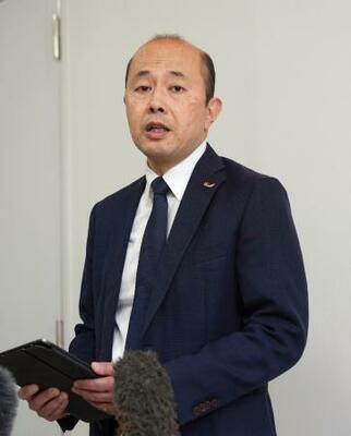 　報道陣の取材に応じる長崎市の鈴木史朗市長＝２３日午前、長崎市