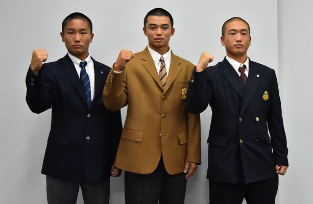 対戦カードが決まり、意欲を新たにする作新の小森主将（中央）、白鴎足利の篠原主将（左）、文星付の木伏主将（右）＝都内