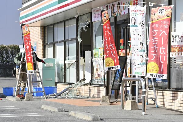 乗用車が突っ込んだコンビニ＝５日午前10時45分、宇都宮市下栗町