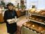 喫茶店メニューも豊富で、焼きたてパンも購入できる