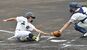 ２回、石橋・関口の適時打で二走・杉浦（左）が生還。捕手は鹿沼東・湯澤＝エイジェックスタジアム、鈴木久崇撮影