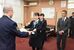 生井署長から感謝状を受け取る小林さん、石塚さん、渡部さん